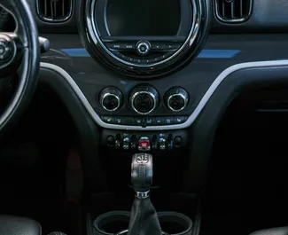 Interiøret til Mini Countryman Cooper S til leie i Georgia. En flott 5-seters bil med Automatisk-gir.