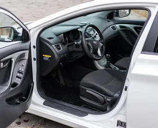 Bilutleie av Hyundai Elantra 2016 i i Georgia, inkluderer ✓ Bensin drivstoff og 150 hestekrefter ➤ Starter fra 90 GEL per dag.