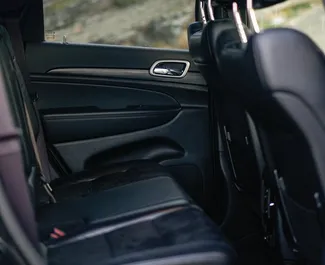 Jeep Grand Cherokee 2021 disponible para alquilar en Tiflis, con límite de millaje de ilimitado.