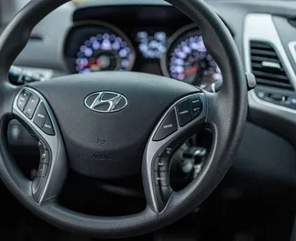 Interiøret til Hyundai Elantra til leie i Georgia. En flott 5-seters bil med Automatisk-gir.