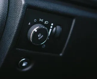 Interior de Jeep Grand Cherokee para alquilar en Georgia. Un gran coche de 5 plazas con transmisión Automático.
