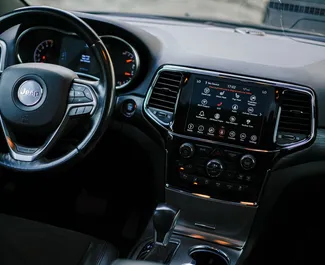 Alquiler de Jeep Grand Cherokee. Coche Confort, Premium, SUV para alquilar en Georgia ✓ Depósito de 350 GEL ✓ opciones de seguro TPL, CDW, Robo.