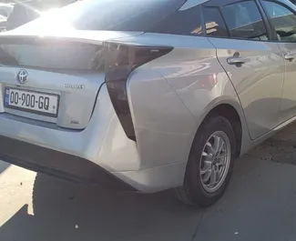 Najem Toyota Prius. Avto tipa Ekonomičen, Udobje za najem v v Gruziji ✓ Depozit 300 GEL ✓ Možnosti zavarovanja: TPL, FDW, Potniki, Mladi.