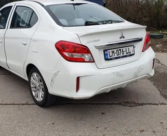 Vista frontal de um aluguel Mitsubishi Attrage no aeroporto de Kutaisi, Geórgia ✓ Carro #12030. ✓ Transmissão Automático TM ✓ 0 avaliações.