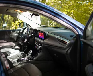 Aluguel de carro Buick Encore 2023 na Geórgia, com ✓ combustível Gasolina e 155 cavalos de potência ➤ A partir de 98 GEL por dia.