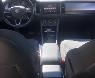 Notranjost Skoda Kodiaq za najem v v Črni gori. Odličen avtomobil s 7 sedeži in Samodejno menjalnikom.