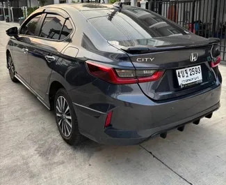 Motor Gasolina de L de Honda City 2023 para alquilar en en el aeropuerto Suvarnabhumi de Bangkok.