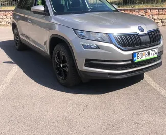 Sprednji pogled najetega avtomobila Skoda Kodiaq v v mestu Becici, Črna gora ✓ Avtomobil #12180. ✓ Menjalnik Samodejno TM ✓ Mnenja 0.