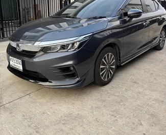 Interior de Honda City para alquilar en Tailandia. Un gran coche de 5 plazas con transmisión Automático.
