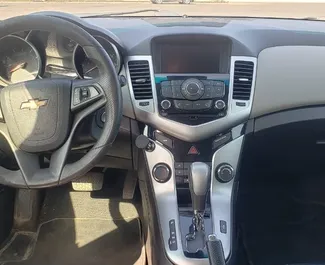 Interior do Chevrolet Cruze para aluguer na Geórgia. Um excelente carro de 5 lugares com transmissão Automático.