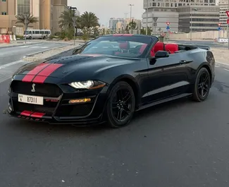 Sprednji pogled najetega avtomobila Ford Mustang Cabrio v v Dubaju, ZAE ✓ Avtomobil #11915. ✓ Menjalnik Samodejno TM ✓ Mnenja 0.