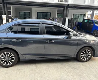 Honda City 2023 con sistema de Tracción delantera, disponible en el aeropuerto Suvarnabhumi de Bangkok.