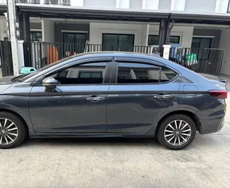 Honda City 2023 disponible para alquilar en el aeropuerto Suvarnabhumi de Bangkok, con límite de millaje de ilimitado.
