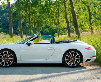 Μπροστινή όψη ενοικιαζόμενου Porsche 911 Carrera S Cabrio στο Becici, Μαυροβούνιο ✓ Αριθμός αυτοκινήτου #2480. ✓ Κιβώτιο ταχυτήτων Αυτόματο TM ✓ 0 κριτικές.