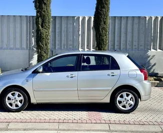 Dízel 1,4L motor a Toyota Corolla 2008 modellhez bérlésre a tiranai repülőtéren.
