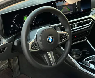 BMW 320i 2024 na voljo za najem v v Dubaju, z omejitvijo prevoženih kilometrov 250 km/dan.