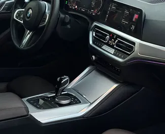 Najem avtomobila BMW 420i Cabrio 2023 v v ZAE, z značilnostmi ✓ gorivo Bencin in 184 konjskih moči ➤ Od 359 AED na dan.