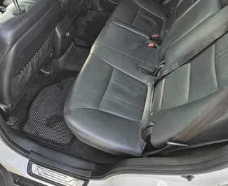 Interior do Kia Sorento para aluguer na Albânia. Um excelente carro de 7 lugares com transmissão Automático.
