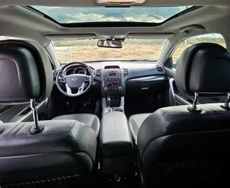 Kia Sorento 2011 disponível para alugar no aeroporto de Tirana, com limite de quilometragem de 500 km/dia.