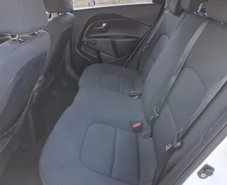 Kia Rio 2012 disponível para alugar no aeroporto de Tirana, com limite de quilometragem de 500 km/dia.