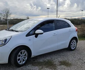 Vista frontal de um aluguel Kia Rio no aeroporto de Tirana, Albânia ✓ Carro #11861. ✓ Transmissão Manual TM ✓ 0 avaliações.