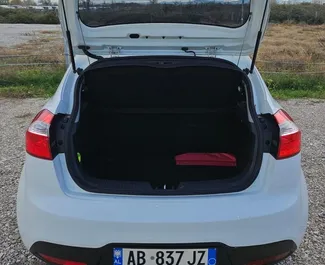 Interior do Kia Rio para aluguer na Albânia. Um excelente carro de 5 lugares com transmissão Manual.