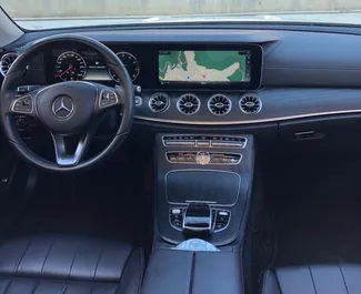 داخلية Mercedes-Benz E-Class Cabrio للإيجار في في الجبل الأسود. سيارة رائعة بـ 2 مقاعد وناقل حركة أوتوماتيكي.