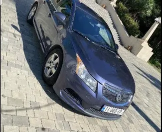 Aluguel de carro Chevrolet Cruze 2015 na Geórgia, com ✓ combustível Gasolina e 190 cavalos de potência ➤ A partir de 95 GEL por dia.
