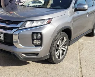 Sprednji pogled najetega avtomobila Mitsubishi Outlander Sport v na letališču Kutaisi, Georgia ✓ Avtomobil #12031. ✓ Menjalnik Samodejno TM ✓ Mnenja 0.