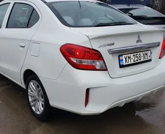 Sprednji pogled najetega avtomobila Mitsubishi Attrage v na letališču Kutaisi, Georgia ✓ Avtomobil #12029. ✓ Menjalnik Samodejno TM ✓ Mnenja 0.
