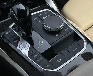 Najem avtomobila BMW 430i Cabrio 2022 v v ZAE, z značilnostmi ✓ gorivo Bencin in 258 konjskih moči ➤ Od 359 AED na dan.