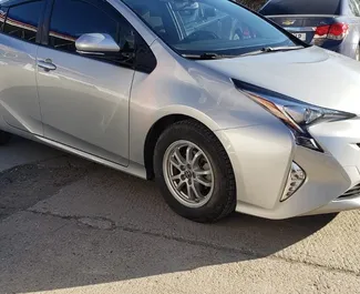 Sprednji pogled najetega avtomobila Toyota Prius v na letališču Kutaisi, Georgia ✓ Avtomobil #12074. ✓ Menjalnik Samodejno TM ✓ Mnenja 0.