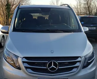 Sprednji pogled najetega avtomobila Mercedes-Benz Vito Tourer Pro v na letališču Kutaisi, Georgia ✓ Avtomobil #12028. ✓ Menjalnik Samodejno TM ✓ Mnenja 0.