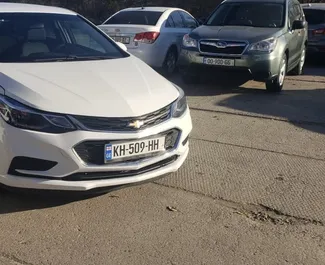 Sprednji pogled najetega avtomobila Chevrolet Cruze v na letališču Kutaisi, Georgia ✓ Avtomobil #12027. ✓ Menjalnik Samodejno TM ✓ Mnenja 0.