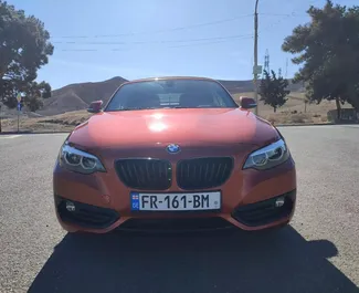 Vista frontal de um aluguel BMW 230xi Cabrio em Tbilisi, Geórgia ✓ Carro #12308. ✓ Transmissão Automático TM ✓ 0 avaliações.