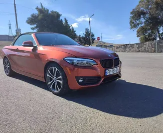 Aluguel de carro BMW 230xi Cabrio 2022 na Geórgia, com ✓ combustível Gasolina e 252 cavalos de potência ➤ A partir de 195 GEL por dia.
