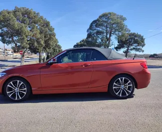 Interior do BMW 230xi Cabrio para aluguer na Geórgia. Um excelente carro de 4 lugares com transmissão Automático.