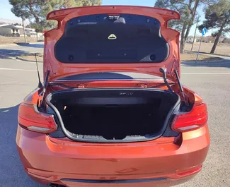 BMW 230xi Cabrio 2022 disponível para alugar em Tbilisi, com limite de quilometragem de 250 km/dia.