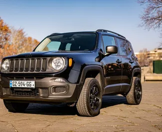 Sprednji pogled najetega avtomobila Jeep Renegade v v Batumiju, Georgia ✓ Avtomobil #12272. ✓ Menjalnik Samodejno TM ✓ Mnenja 0.