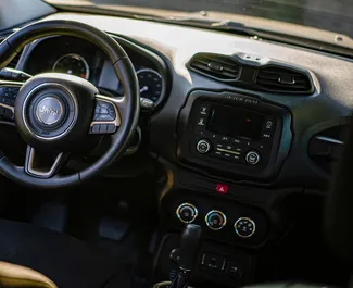 Notranjost Jeep Renegade za najem v v Gruziji. Odličen avtomobil s 5 sedeži in Samodejno menjalnikom.