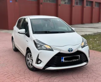 Vue de face d'une location Toyota Yaris à Becici, Monténégro ✓ Voiture #10337. ✓ Automatique TM ✓ 2 avis.
