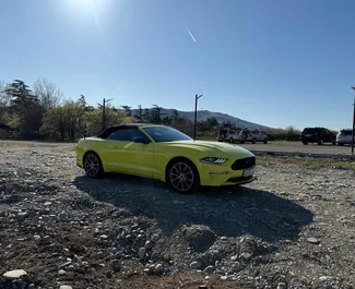 Ford Mustang Cabrio 2022 disponível para alugar em Tbilisi, com limite de quilometragem de 200 km/dia.