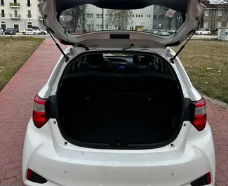 Toyota Yaris 2020 location de voiture au Monténégro, avec ✓ Hybride carburant et 90 chevaux ➤ À partir de 30 EUR par jour.