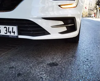 Bensiin 1,3L mootor Renault Megane Sedan 2024 rentimiseks Istanbulis.