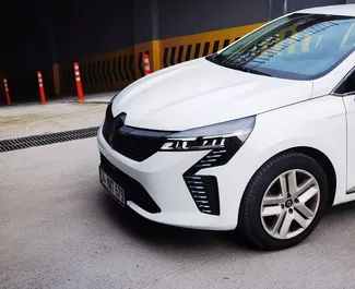 Framvy av en hyrbil Renault Clio 5 i Istanbul, Turkiet ✓ Bil #12344. ✓ Växellåda Automatisk TM ✓ 0 recensioner.