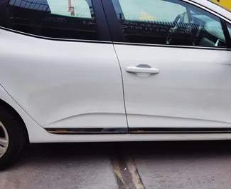 Bensin 1,0L motor i Renault Clio 5 2024 för uthyrning i Istanbul.