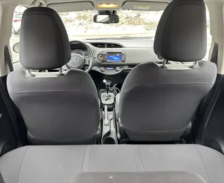 Intérieur de Toyota Yaris à louer au Monténégro. Une excellente voiture de 5 places avec une transmission Automatique.