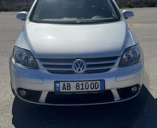 Predný pohľad na prenajaté auto Volkswagen Golf Plus v v meste Durres, Albánsko ✓ Auto č. 10137. ✓ Prevodovka Manuálne TM ✓ Hodnotenia 1.