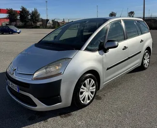 Predný pohľad na prenajaté auto Citroen C4 Grand Picasso v v meste Durres, Albánsko ✓ Auto č. 10495. ✓ Prevodovka Automatické TM ✓ Hodnotenia 0.
