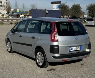 Interiér Citroen C4 Grand Picasso na prenájom v v Albánsku. Skvelé auto so sedadlami pre 7 osôb s prevodovkou Automatické.